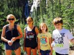 Mia, Tiana, Lara i Stefan/u pozadini slapovi jezera Grassi